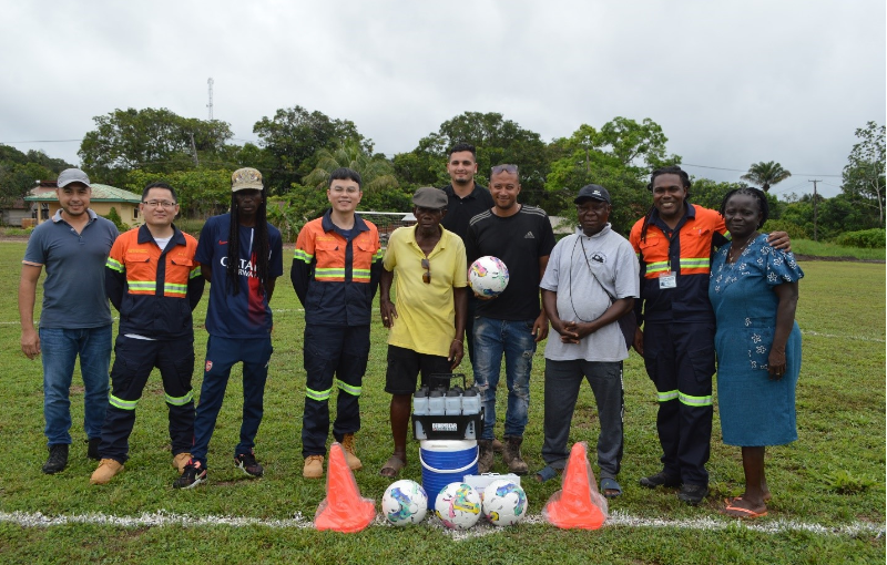 Nieuw Koffiekamp abre una nueva cancha de fútbol en su comunidad