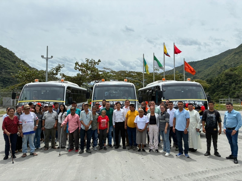Continental Gold dona autobuses a la comunidad de Higabra explorando nuevas vías de cogestión entre empresa y comunidad