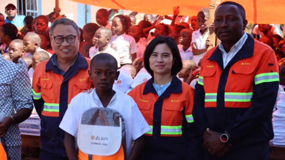 La filial de Zijin en la República Democrática del Congo dona materiales escolares a los estudiantes locales