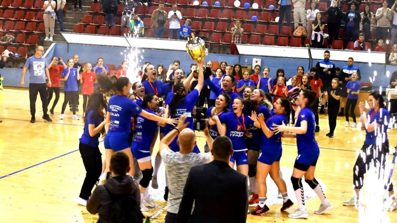 Levantando el trofeo del equipo de balonmano femenino de Bor, Serbia