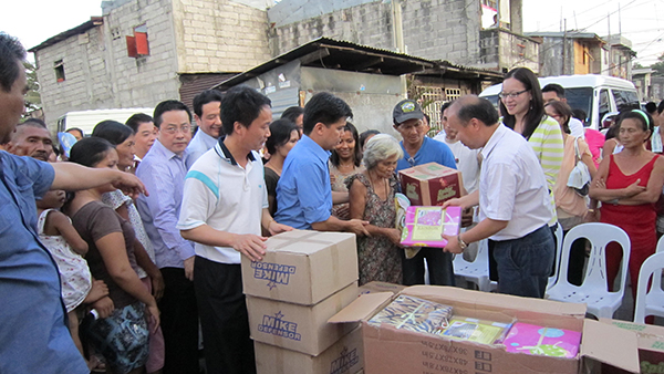 慰问受到暴风雨袭击无家可归的灾民