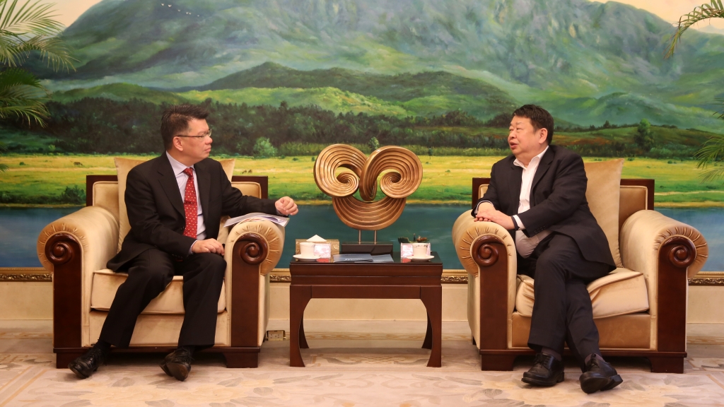Chairman Chen Jinghe Meets with Mr. Darcy Lai from Standard Chartered Bank